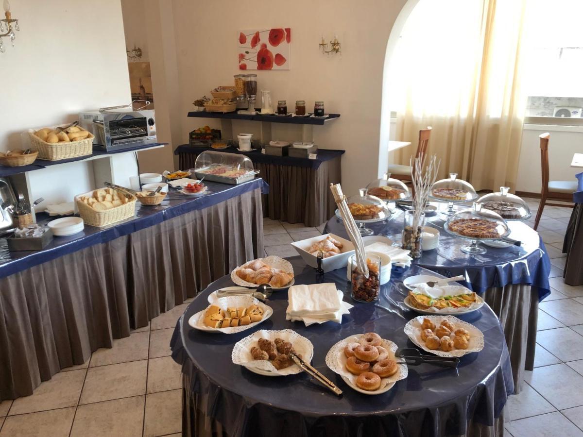 Hotel Napoleon Riccione Bagian luar foto